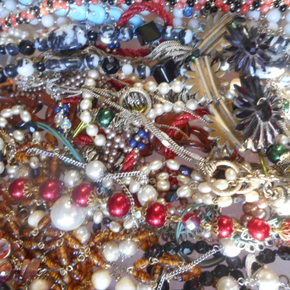 Three pounds of vintage necklaces:glass, plastic - Picture 5 of 6